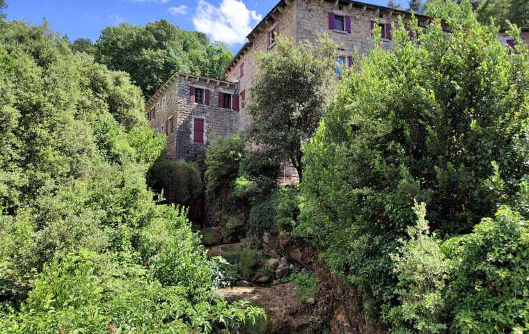 La bâtisse depuis la route