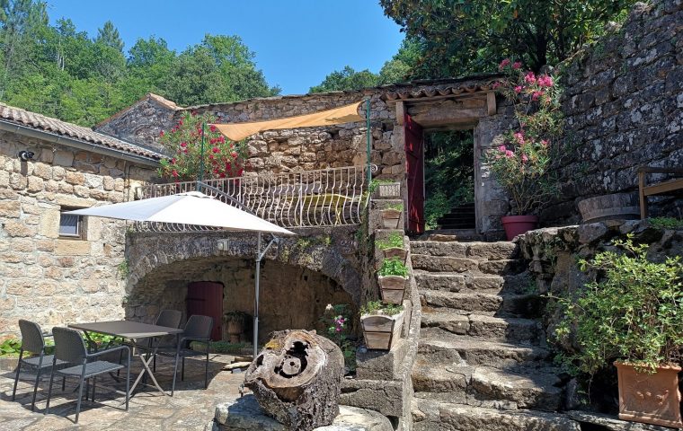 La cour commune et l’escalier vers les terrasses paysagères