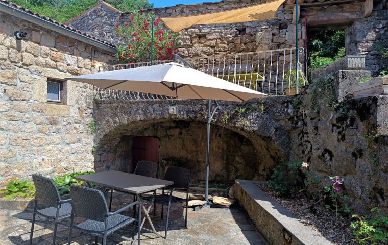 Le salon de jardin dans la cour commune