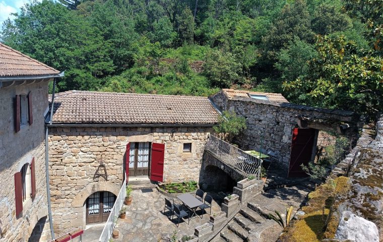 Les gîtes et la cour commune depuis les terrasses