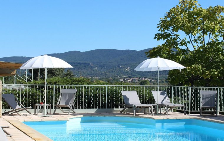 Piscine et montagne vacances en Ardèche Hôtel La Vignasse