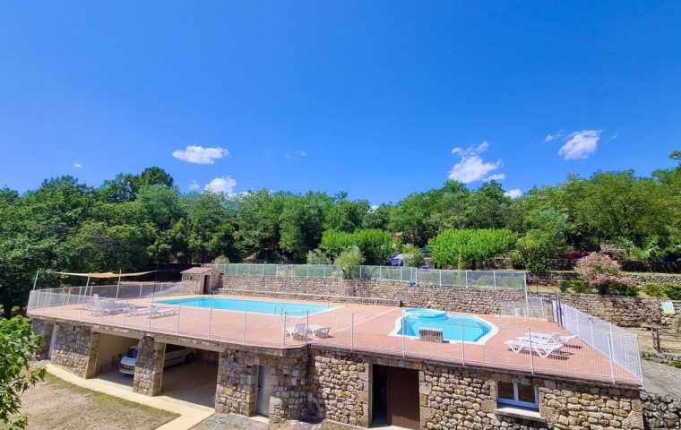 46_Camping du Vignal sud ardeche piscine et camping en contre plongée Joyeuse Rosières.jpeg