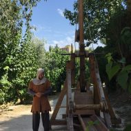 Tir de bonbons au trébuchet au Château des Roure